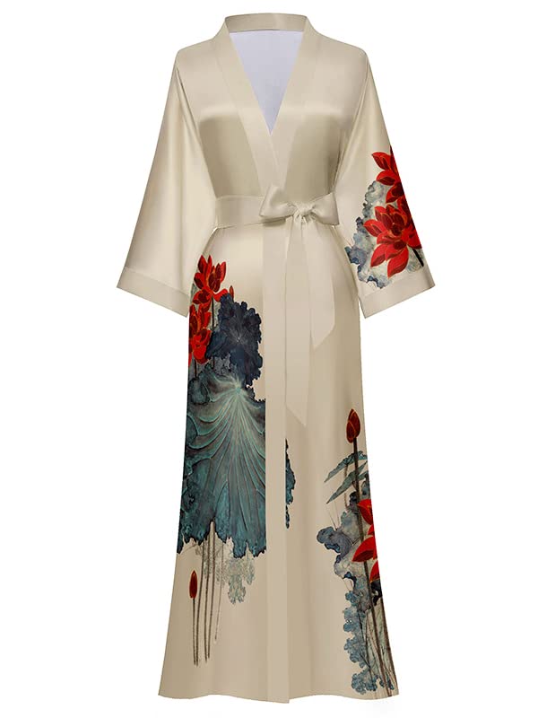 Peignoir kimono long en satin beige à motif floral, posé sur un lit dans une chambre douce.