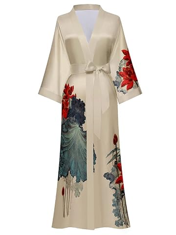 Peignoir kimono long en satin beige à motif floral, posé sur un lit dans une chambre douce.