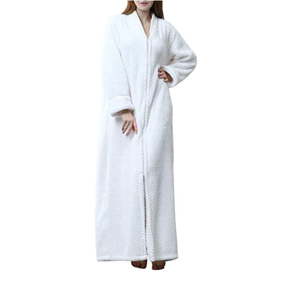 Robe de chambre blanche longue à col V et fermeture zippée, présentée dans une chambre calme