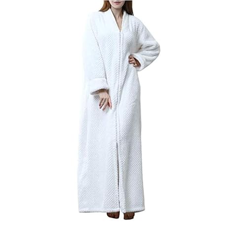 Robe de chambre blanche longue à col V et fermeture zippée, présentée dans une chambre calme