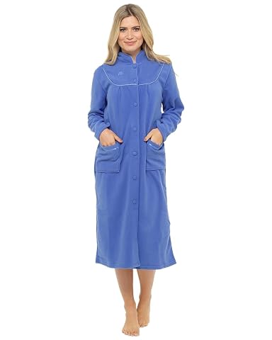 Robe de chambre bleue en polaire avec boutons, poches plaquées et broderie florale, suspendue dans une chambre