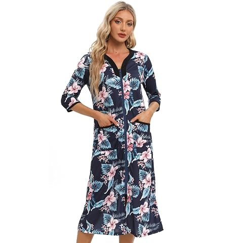 Robe de chambre longue bleu marine à fleurs, zippée devant, avec manches trois-quarts et poches.