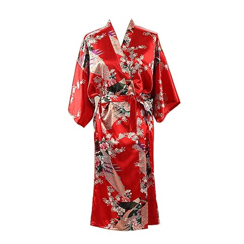 Kimono rouge en satin à motif de paon et de pivoines, posé sur un lit dans une chambre douce.