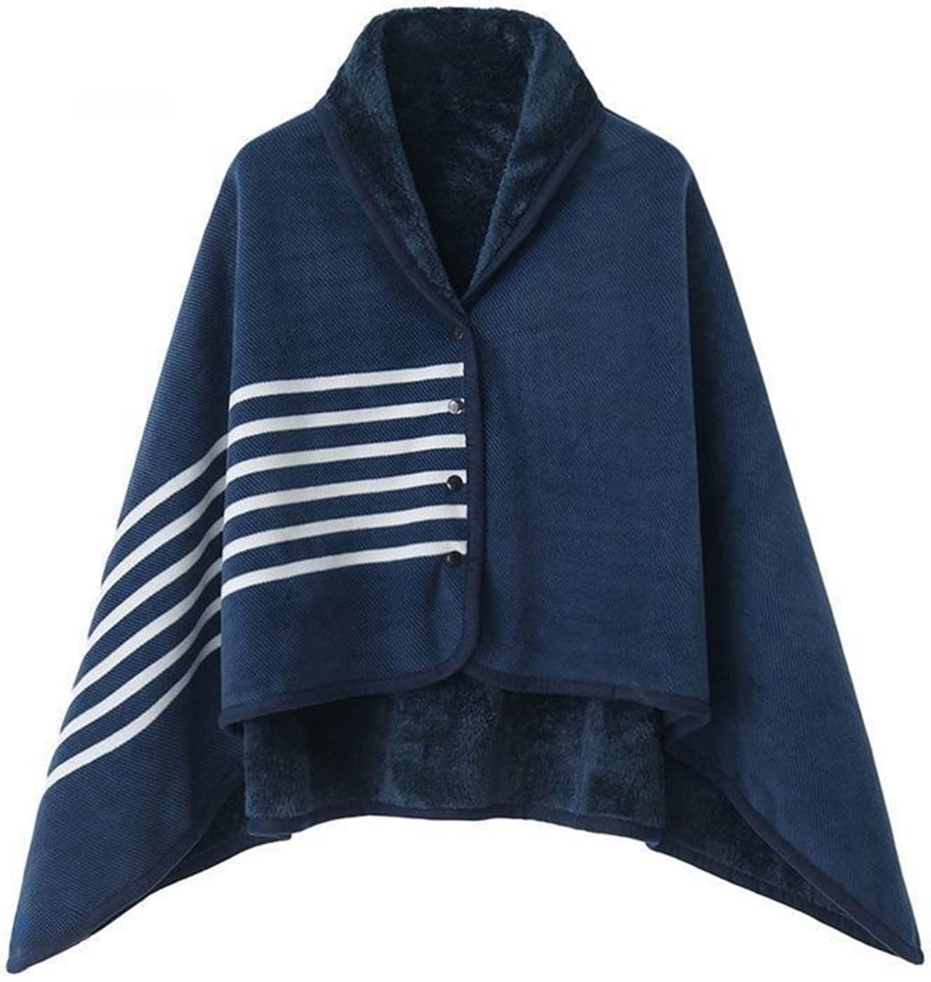 Poncho d’intérieur en polaire bleue à rayures et boutons, posé sur un lit aux draps froissés.