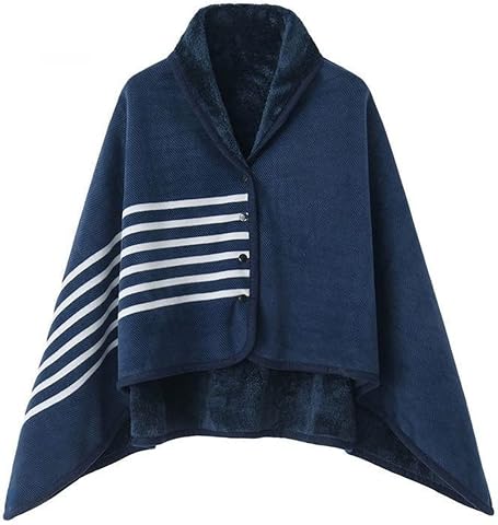 Poncho d’intérieur en polaire bleue à rayures et boutons, posé sur un lit aux draps froissés.