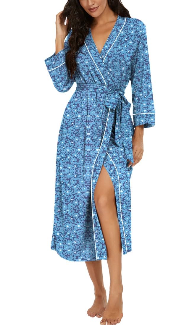 Peignoir kimono bleu uni à manches trois-quarts, ceinture intégrée et poches, présenté dans une chambre.