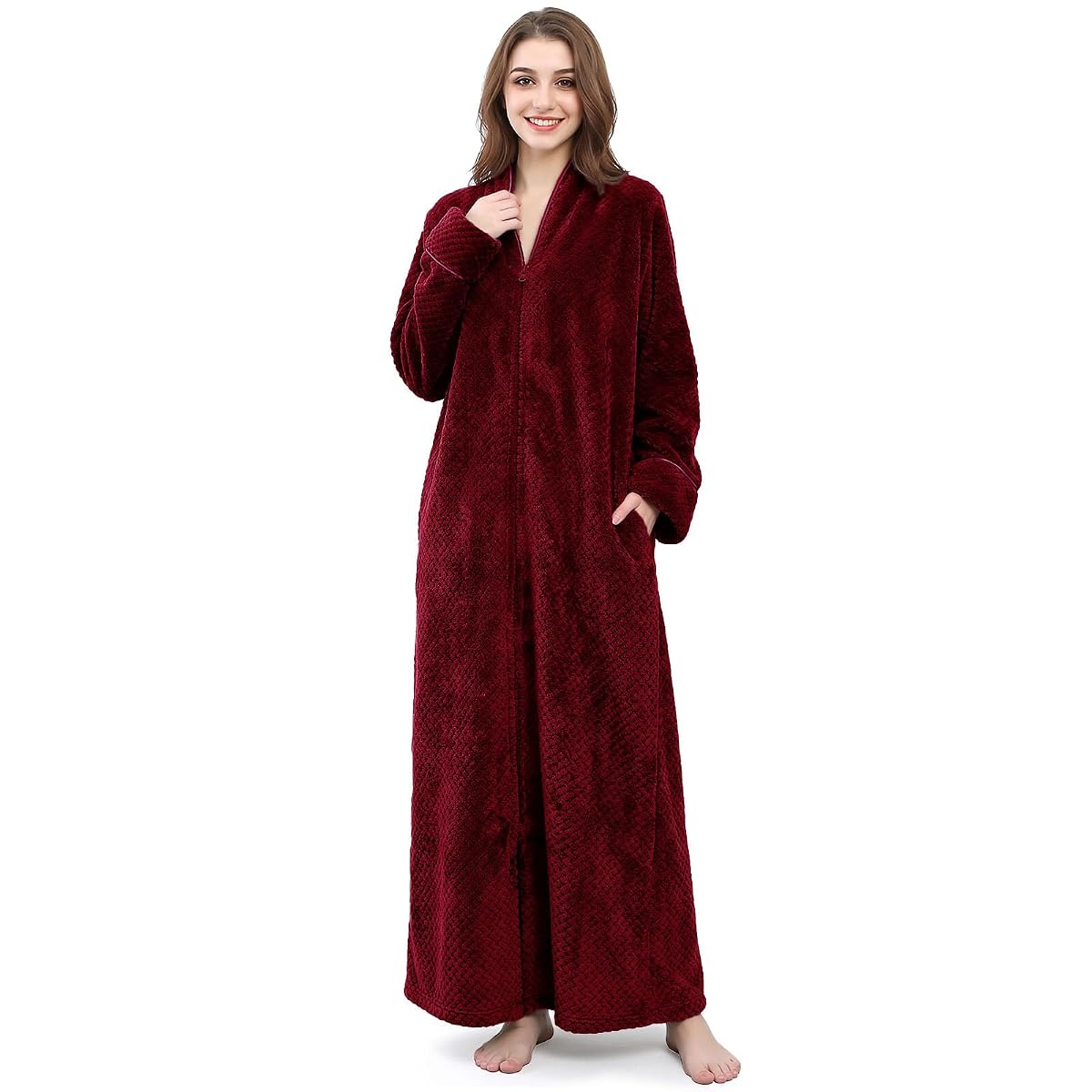 Robe de chambre longue bordeaux en polaire, avec zip frontal, col doux et deux poches latérales.