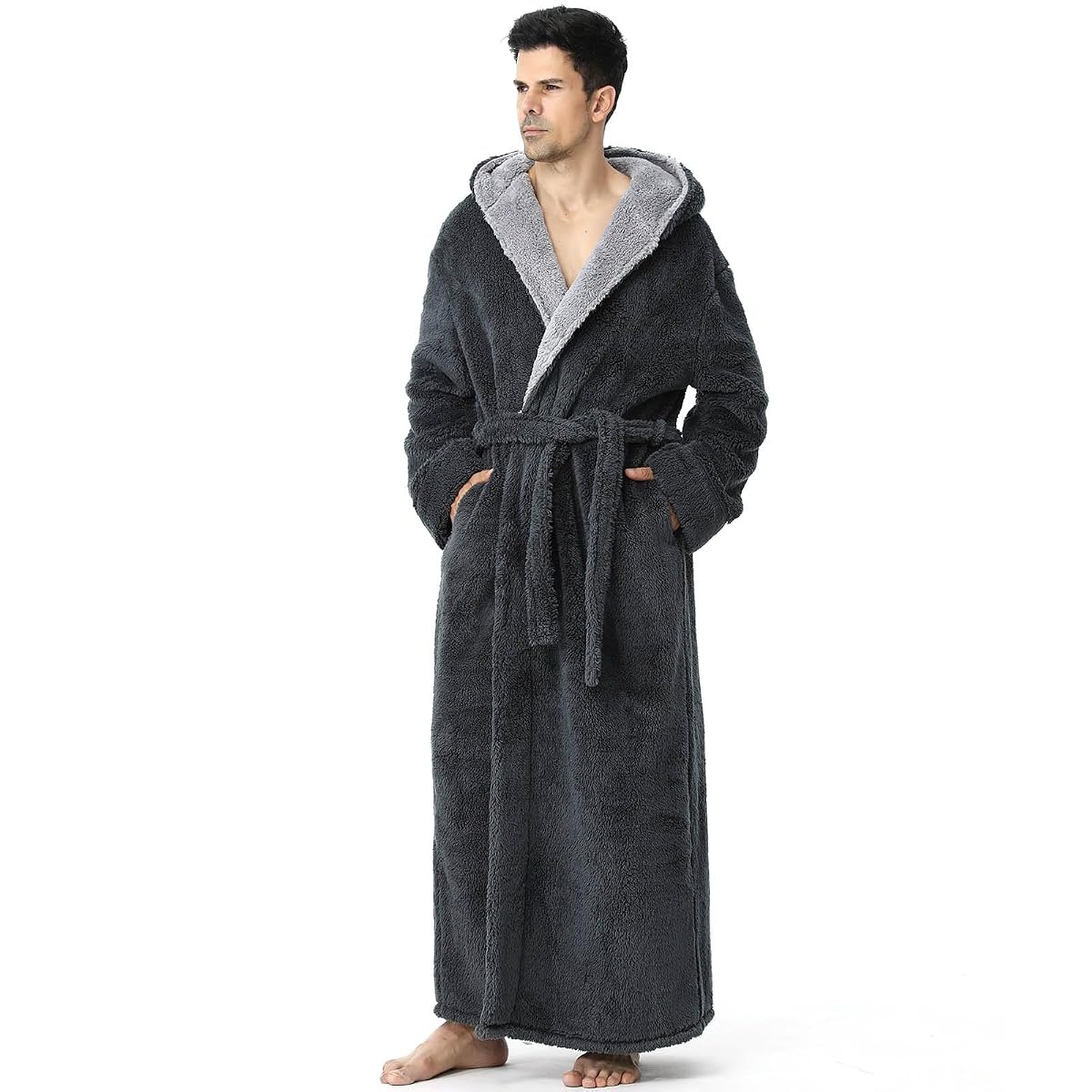 Peignoir long gris en polaire avec capuche, ceinture assortie et deux poches, dans une chambre douce.