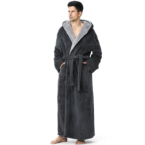 Peignoir long gris en polaire avec capuche, ceinture assortie et deux poches, dans une chambre douce.