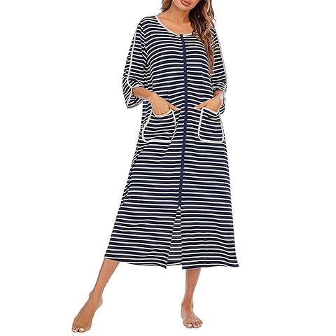 Robe de chambre bleu marine à rayures, zippée et dotée de deux poches, posée sur un lit