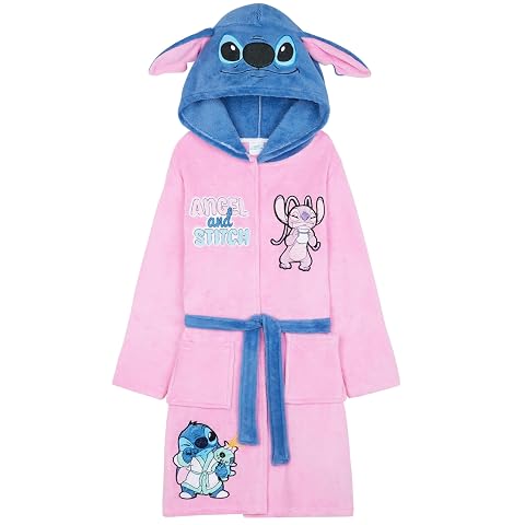 Peignoir polaire enfant à capuche, imprimé Angel et Stitch avec oreilles 3D, posé dans une chambre douce.