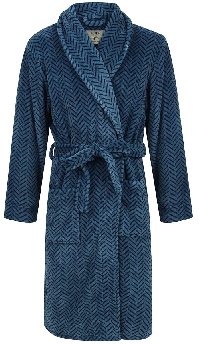 Robe de chambre bleue à chevrons, col châle, ceinture et deux poches, posée sur un lit