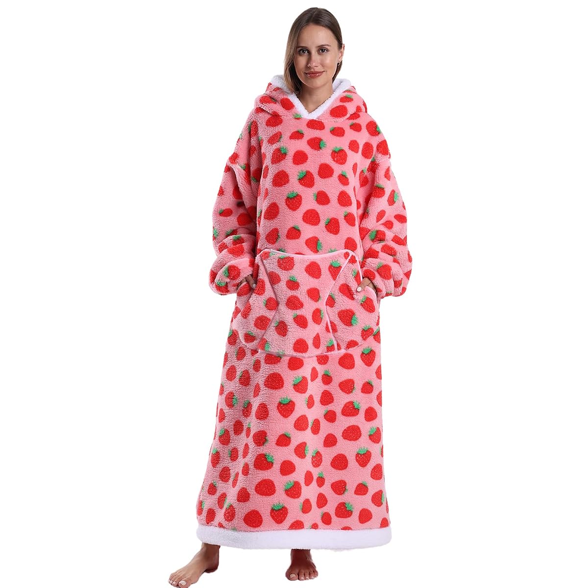 Couverture enveloppante en flanelle teinte fraise avec capuche fixe, manches et grandes poches.