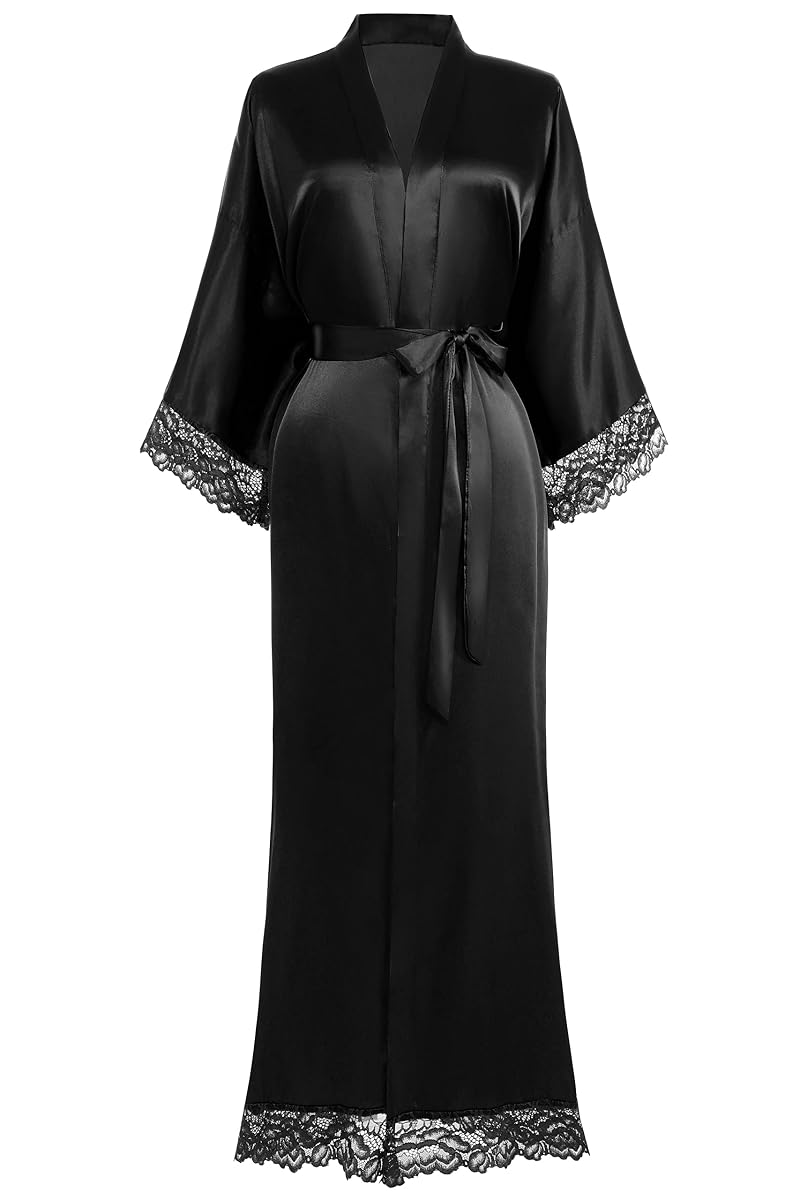 Kimono long noir en polyester satiné, ceinture nouée et bordure en dentelle dans une chambre calme.