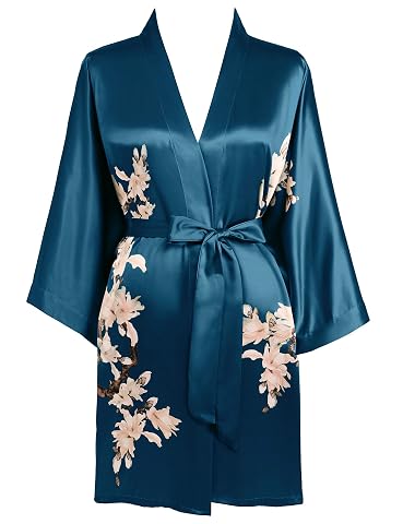 Robe de chambre kimono courte en satin vert foncé à motif floral, posée dans une chambre calme