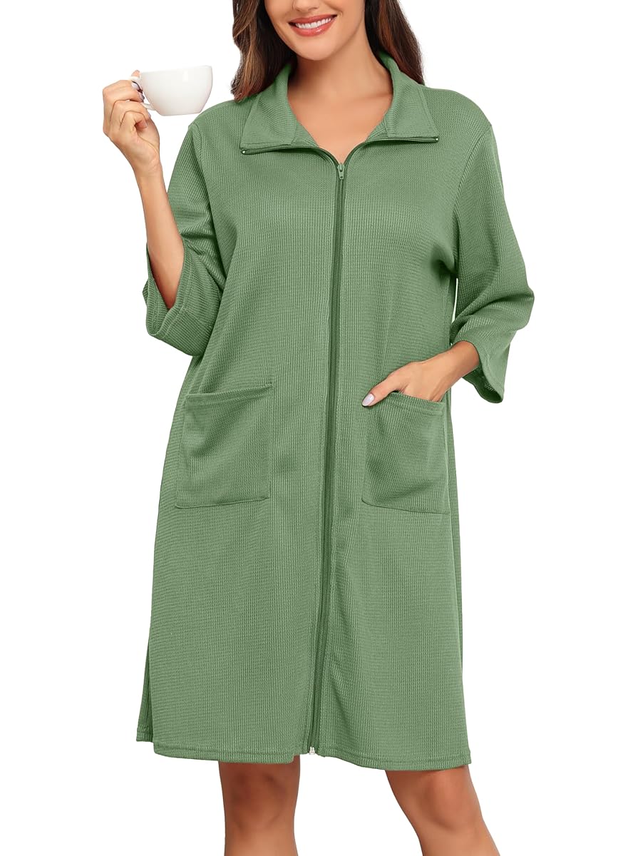 Peignoir vert en tricot gaufré, zippé sur le devant, avec manches trois-quarts et poches.