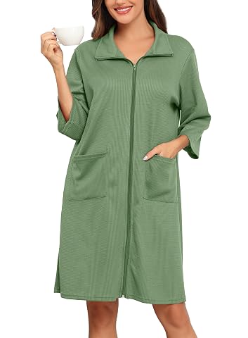 Peignoir vert en tricot gaufré, zippé sur le devant, avec manches trois-quarts et poches.