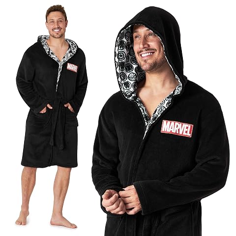 Robe de chambre homme noire en polaire, avec capuche, poches et ceinture, posée dans une chambre calme