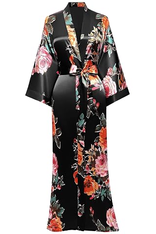 Kimono long en satin à motif floral de style paon, suspendu dans une chambre lumineuse