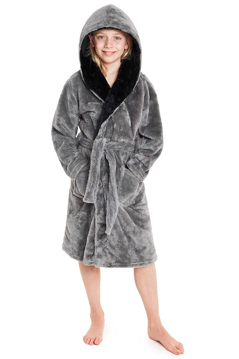 Robe de chambre enfant gris foncé en polaire, avec capuche, ceinture et deux poches, posée sur un lit.