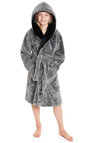 Robe de chambre enfant gris foncé en polaire, avec capuche, ceinture et deux poches, posée sur un lit.