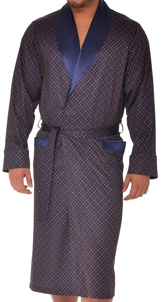 Robe de chambre bleu foncé à col, deux poches et longue ceinture dans une chambre calme.
